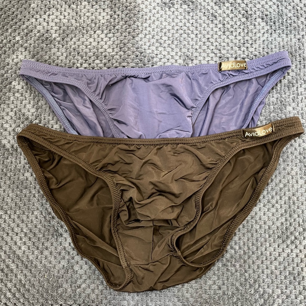 Men’s silky bikini briefs.